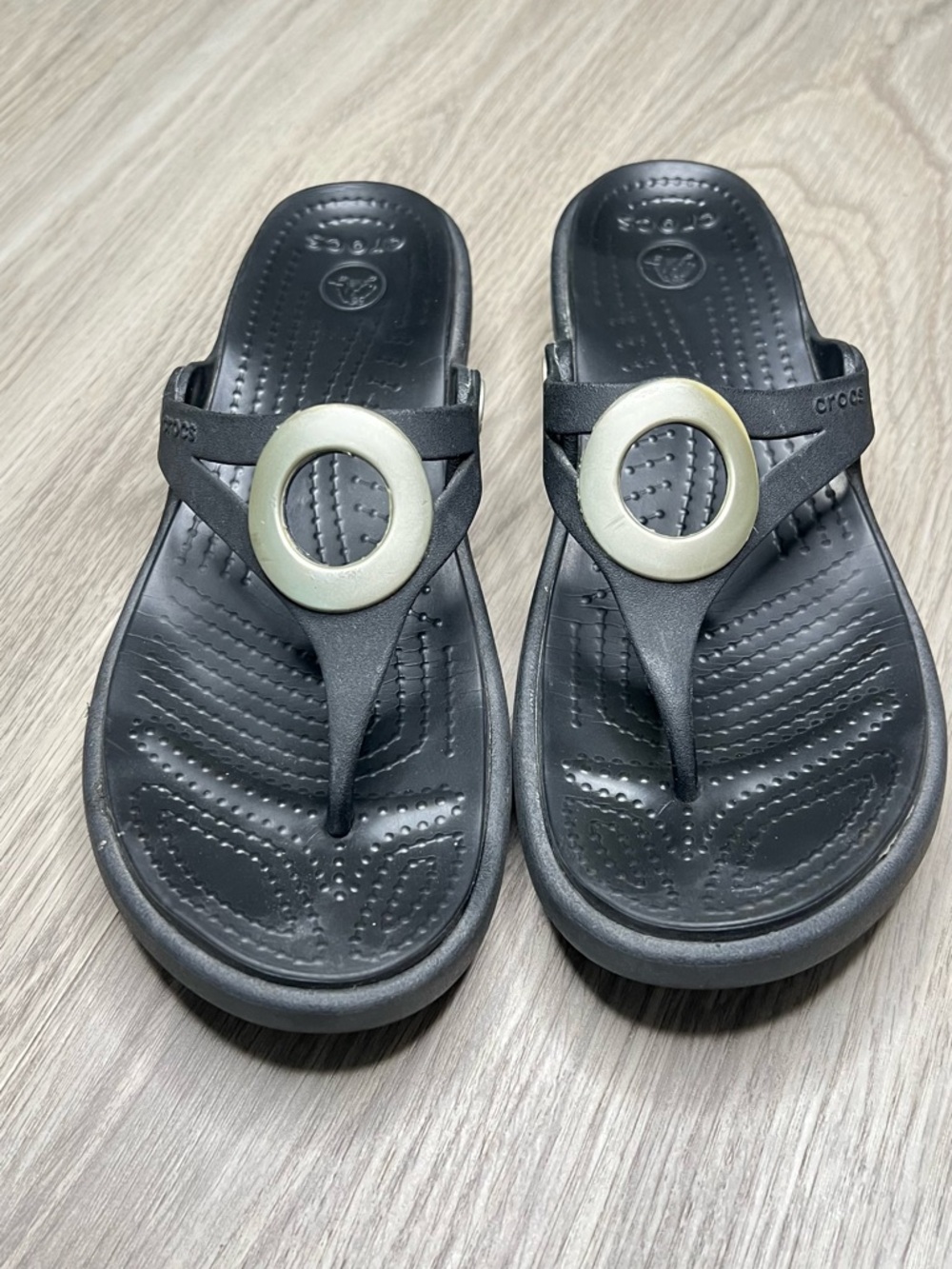 Crocs Sz 6 Sanrah Hammered Metal Circle Ring Black Wedge Sandal Flip Flop Thong